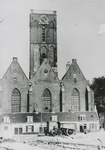 863718 Gezicht op de westgevel van de Jacobikerk (Jacobskerkhof) in Wijk C te Utrecht, met de vrijwoningen van de ...